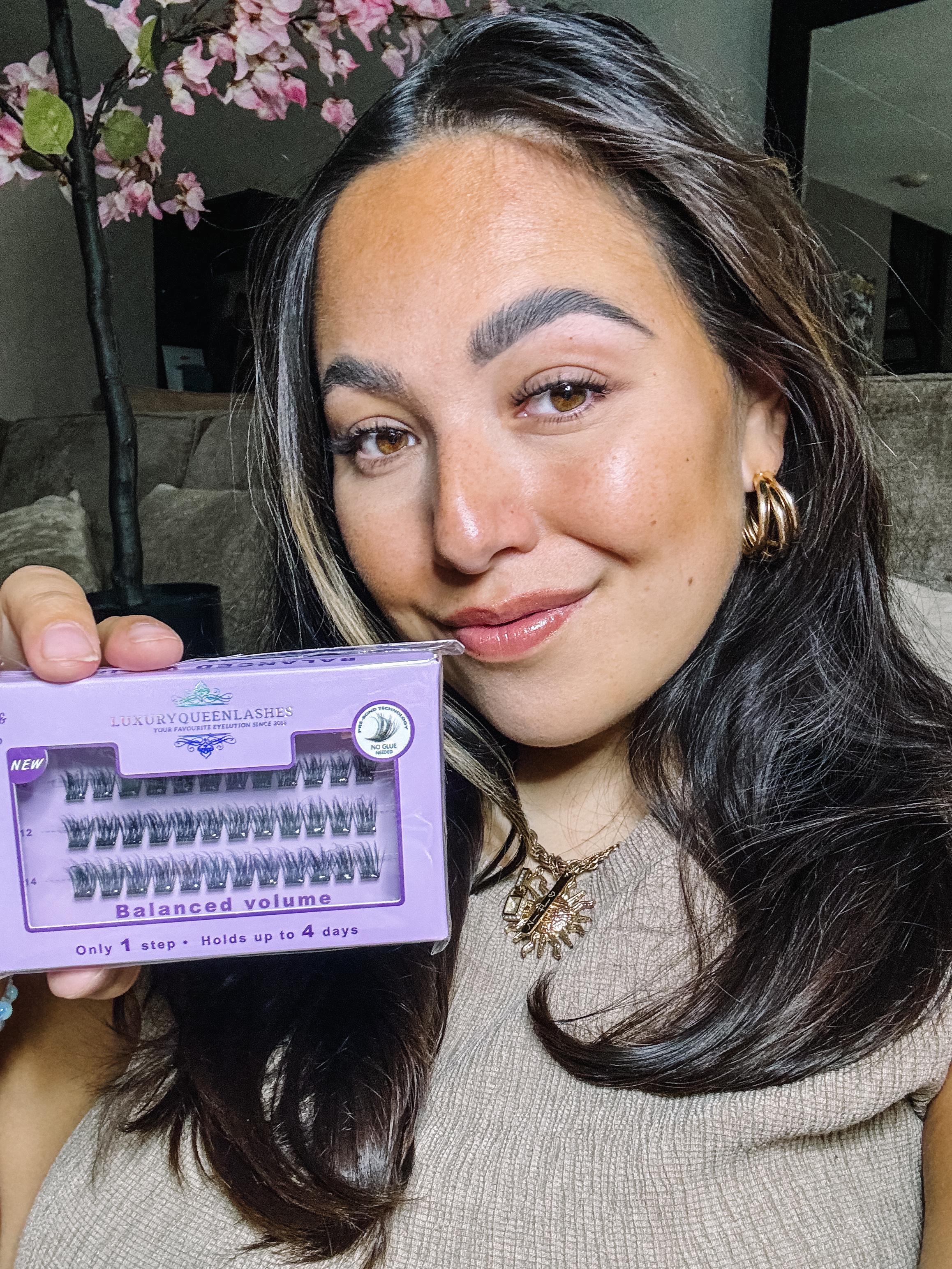 Vrouw houdt press on wimper doosje in de stijl balanced volume vast.